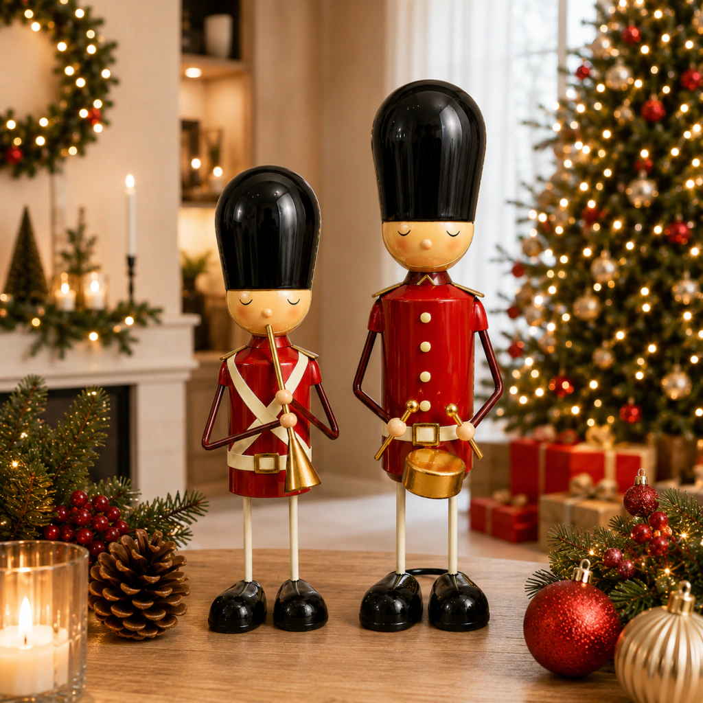 Figuras decorativas de soldados ingleses tocando flauta y tambor en ambiente navideño con árbol de Navidad y velas